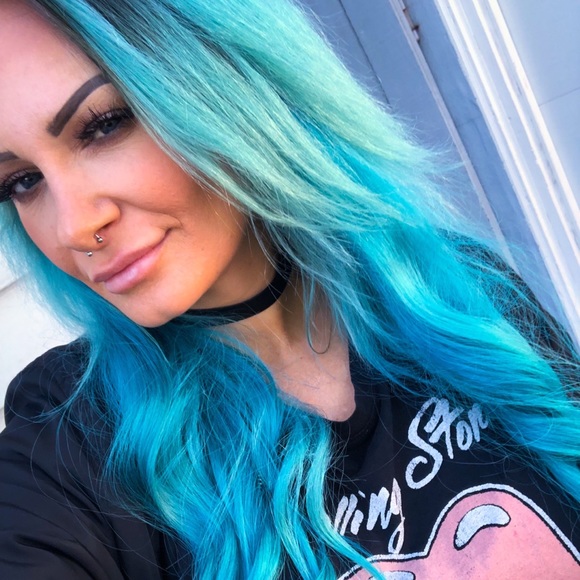 Profile Picture of Danielle Scharf (@dsimone) on Poshmark
