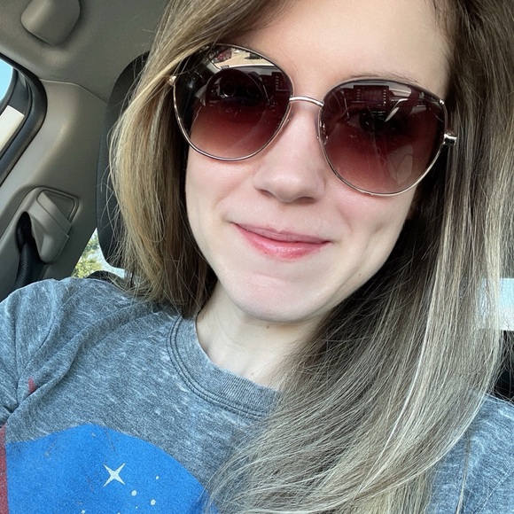 Profile Picture of Victoria Engle (@vic2050670_11) on Poshmark