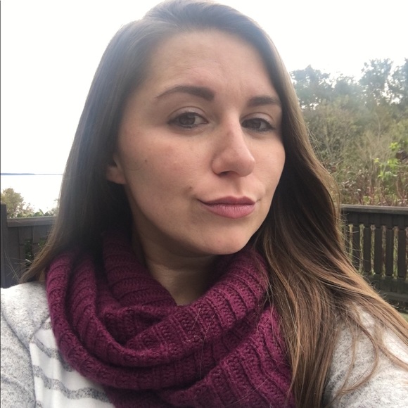 Profile Picture of Ashley Wettig (@awettig) on Poshmark