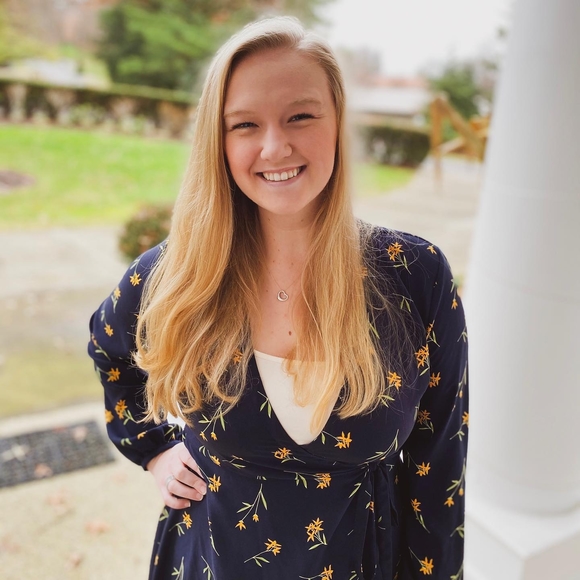 Profile Picture of Kelsey Kern (@kernkels) on Poshmark