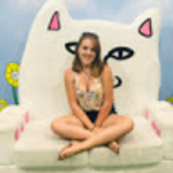 Profile Picture of Audrey grace Mellott (@agmmell) on Poshmark