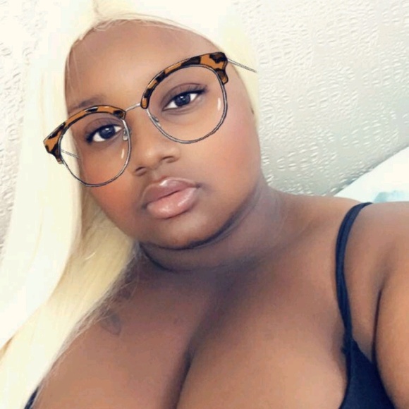 Profile Picture of Rayonnia Sparks (@sarimom147) on Poshmark