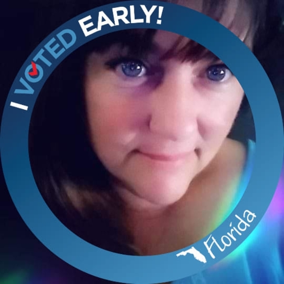 Profile Picture of Amy Benson (@comeonreallywow) on Poshmark