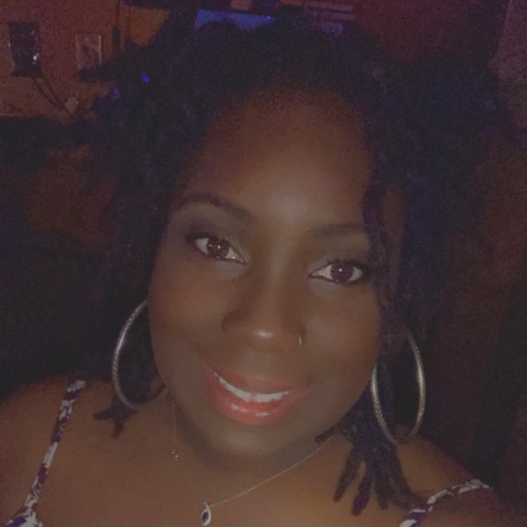 Profile Picture of Michele Austin (@sunflowers91) on Poshmark