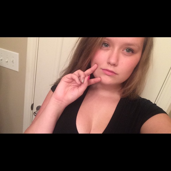 Profile Picture of Sara Waymire (@unisuslynne) on Poshmark