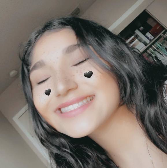 Profile Picture of Daniela Macias (@danielamacia178) on Poshmark