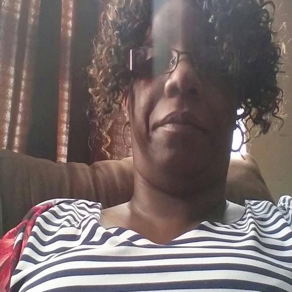 Profile Picture of Lois Glasker (@laglasker) on Poshmark