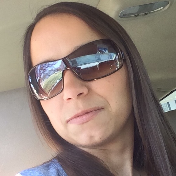 Profile Picture of Laura Perciballi (@laura0811) on Poshmark