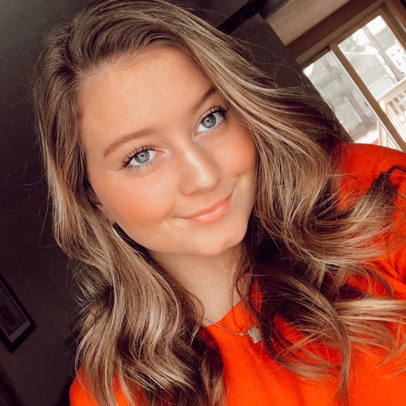 Profile Picture of Sydney Gagne (@sydneygagne) on Poshmark