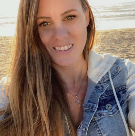 Profile Picture of Cassandra Zettlemoyer (@casszett) on Poshmark