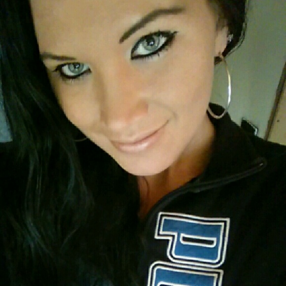 Profile Picture of Shawna Shields (@sweeter85) on Poshmark