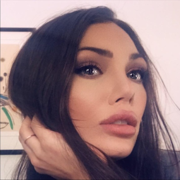 Profile Picture of Alexandra Schoenberger (@alexandragold24) on Poshmark