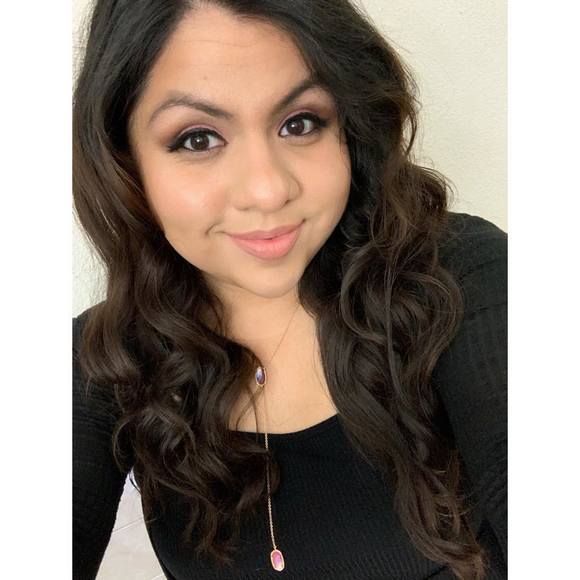 Profile Picture of Amanda Reyna (@amarie_93) on Poshmark