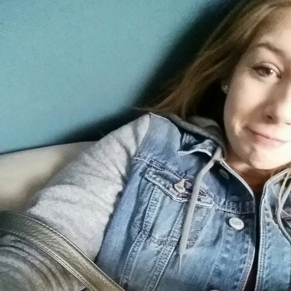 Profile Picture of Brianna Eckstein (@brispurpleworld) on Poshmark