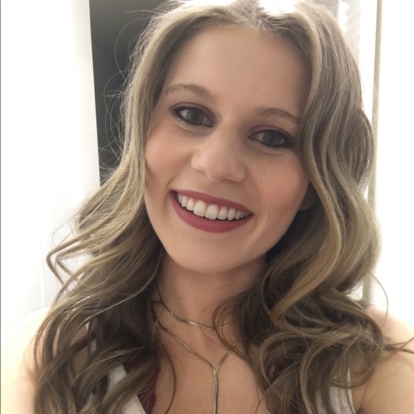 Profile Picture of Julia Blackburn (@jewelb23) on Poshmark