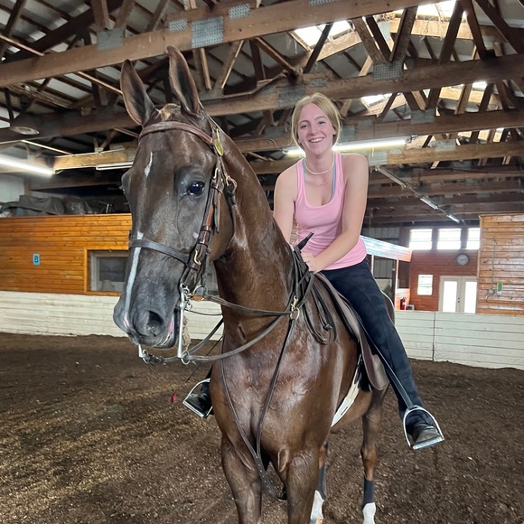 Profile Picture of Britten Reiswig (@brittenreiswig) on Poshmark