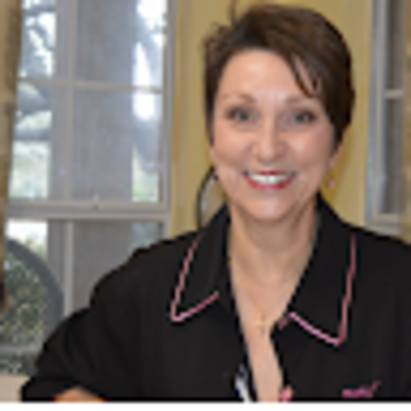 Profile Picture of Lisa Walling (@lisawalling4mk) on Poshmark