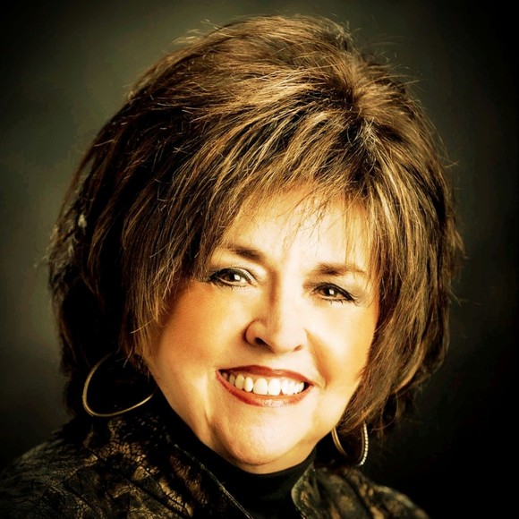 Profile Picture of Jacquelyn Snider (@designgal45) on Poshmark