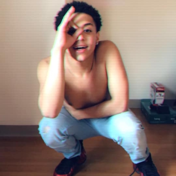 Profile Picture of Hustle Miliner (@hustle5043) on Poshmark