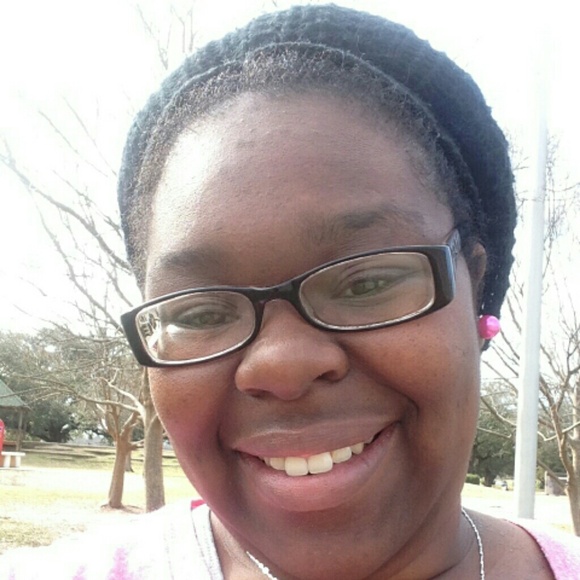 Profile Picture of Danielle Tabb (@d_marie9292) on Poshmark