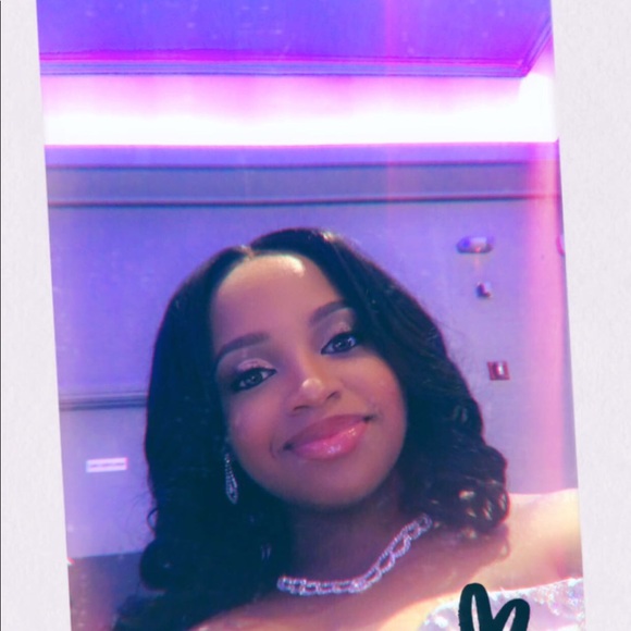 Profile Picture of Sonii Barnes (@sonii106) on Poshmark