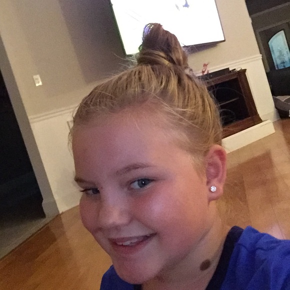 Profile Picture of Lexi Estergren (@lulu121178) on Poshmark