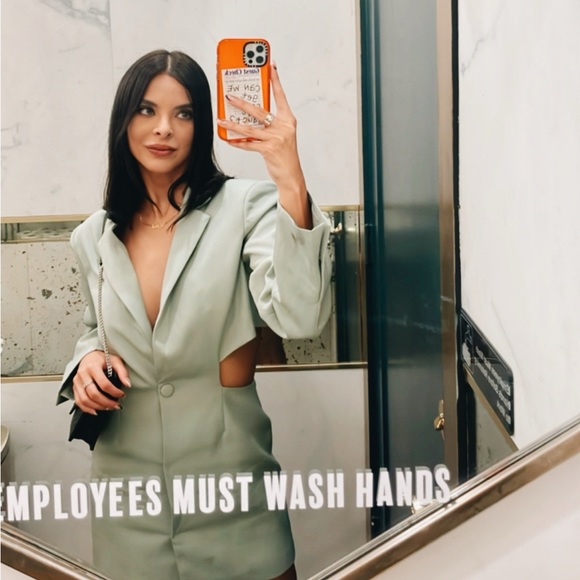 Profile Picture of Astrid Ramirez (@luxefashion333) on Poshmark