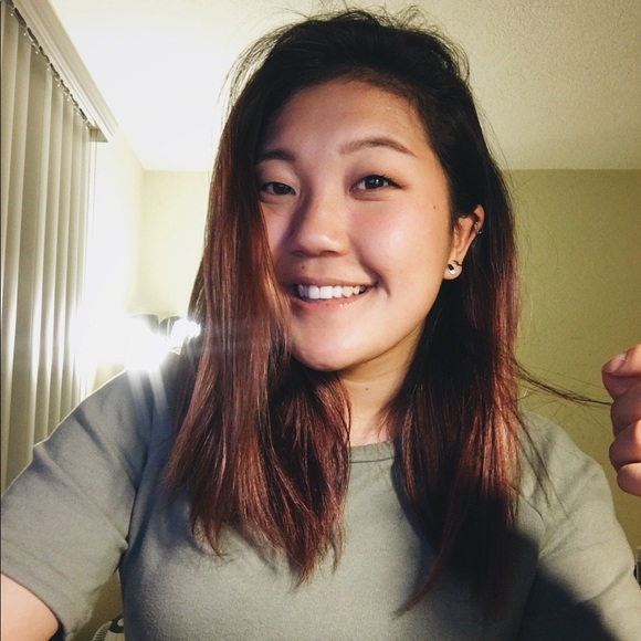 Profile Picture of Jeeye Baeg (@jeeyayuh) on Poshmark