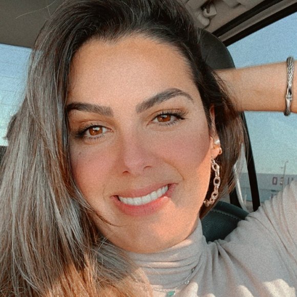 Profile Picture of Larissa Tanzi (@larissatanzi) on Poshmark