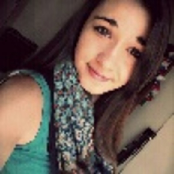 Profile Picture of Amanda Bakerlis (@amandabakerlis6) on Poshmark
