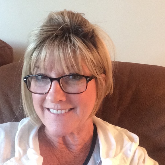 Profile Picture of Coreen Oliver (@ckoliver) on Poshmark