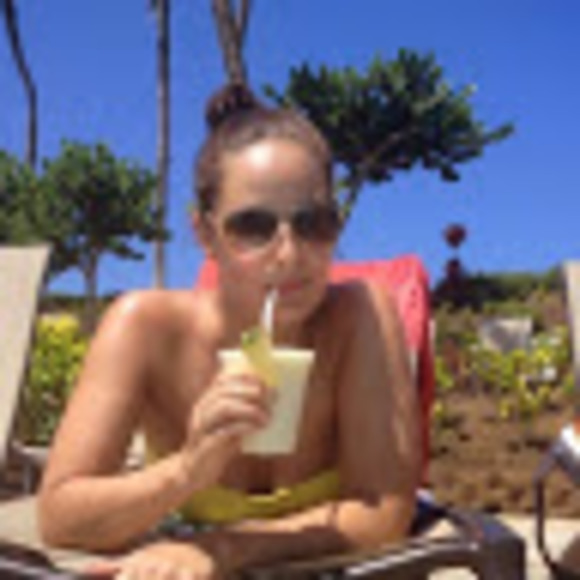 Profile Picture of Julia Arcand (@juliaarcand) on Poshmark