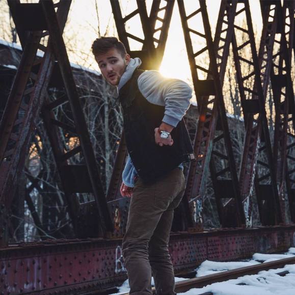 Profile Picture of Andrew Mundekis (@amondaykiss) on Poshmark