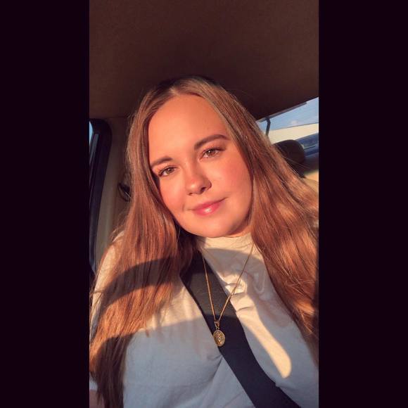 Profile Picture of Tori Allgaier (@tori_allgaier) on Poshmark