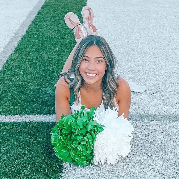 Profile Picture of Samantha Schubert (@samischubertt) on Poshmark