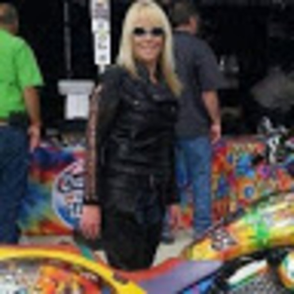Profile Picture of Michele Sangwin (@michelesangwin) on Poshmark