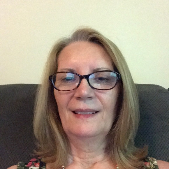 Profile Picture of Dee Golomb (@deegolomb) on Poshmark
