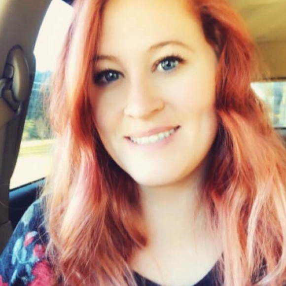 Profile Picture of Loren Pryor (@lorenpryor) on Poshmark