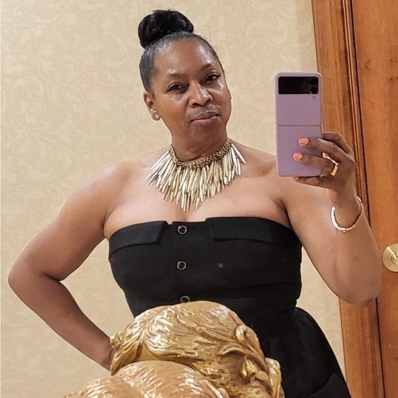 Profile Picture of Aretha Bates (@legzs2) on Poshmark