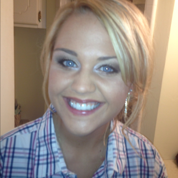 Profile Picture of Carlie Abernathy (@carlieabernathy) on Poshmark