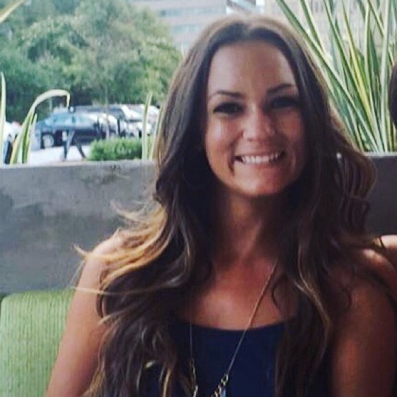 Profile Picture of Leah Bennett (@leahpeacock) on Poshmark