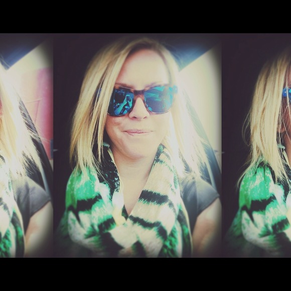 Profile Picture of Laurie Gammon (@lolo9832) on Poshmark