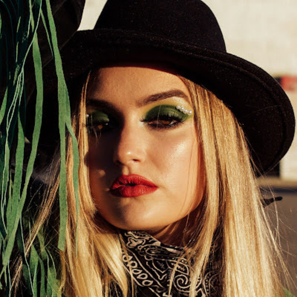 Chera Longfritz - Poshmark Profile Picture of Chera Longfritz (@cheralongfritz) on Poshmark