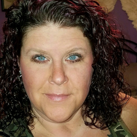 Profile Picture of Tracy Matthews (@tracydynell) on Poshmark