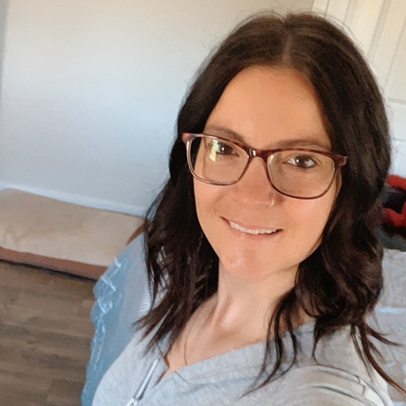 Profile Picture of Kerri Einarson (@kerrieinarson) on Poshmark