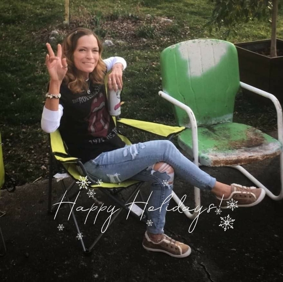 Profile Picture of Laralea Grogg (@laraleabrown) on Poshmark