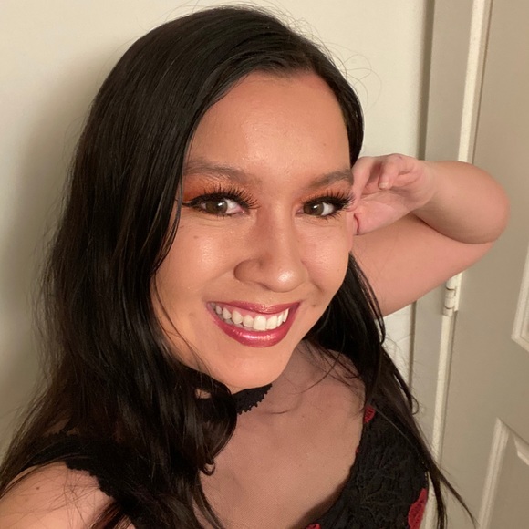 Profile Picture of Whitney Meyer (@poshyxtechie) on Poshmark