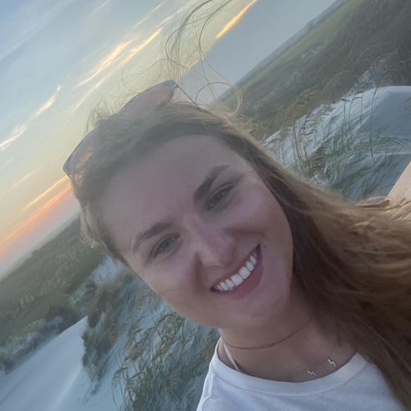 Profile Picture of Caroline Chandler (@carolinelle07) on Poshmark