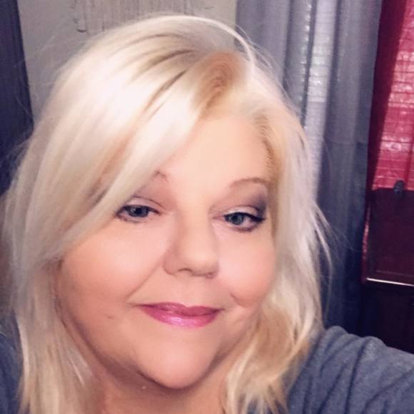 Profile Picture of Renee Escobar (@rcescobar) on Poshmark