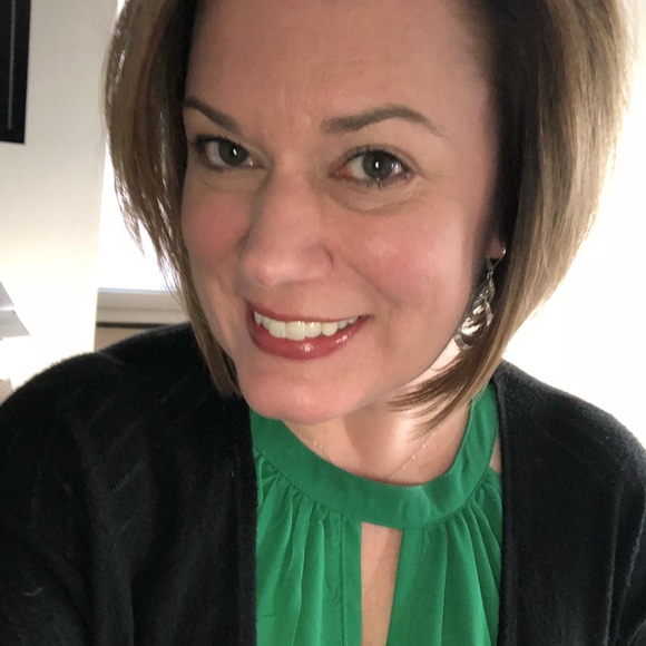 Profile Picture of Laura Burnside (@lburnside74) on Poshmark